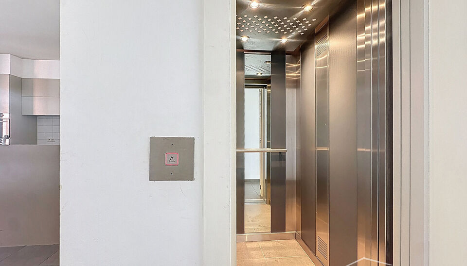 Prachtige duplex op het Eilandje in de Londenstraat, gelegen op de 3de en 4de verdieping van een verzorgd gebouw. De lift komt rechtstreeks uit in het appartement, wat zorgt voor extra comfort en privacy. Op de 4de verdieping bevindt zich de ruime en lich