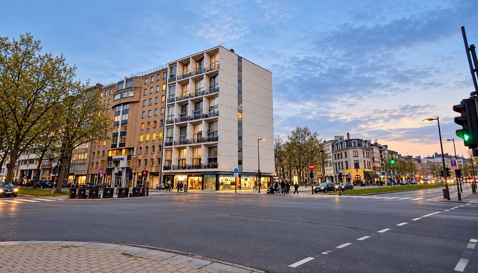 Duplex studio met terrasje (zuid gericht)  nabij centraal station, autostrade en de winkels. In een goed onderhouden gebouw, gelegen op de 4e verdieping. Inkomhal met apart toilet en vestiaire, open keuken met kookplaat, dampkap en ijskast. Lichte woon- e
