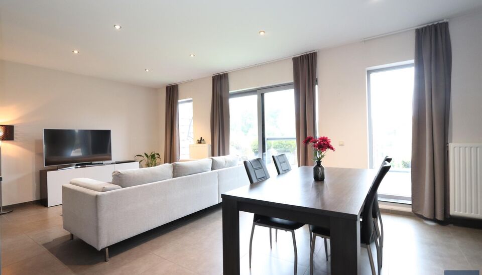 Luxueus duplex appartement (ca. 125m&sup2;) met een ruim en zonnig terras (ca.20m&sup2;)
Inkomhal met apart toilet en vestiairekast. Ruime woon- en eetkamer (ca. 40m&sup2;) op tegelvloer met toegang via de schuifdeur naar het zonnige terras. Luxueuze open keuken voor