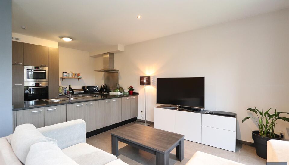 Luxueus duplex appartement (ca. 125m&sup2;) met een ruim en zonnig terras (ca.20m&sup2;)
Inkomhal met apart toilet en vestiairekast. Ruime woon- en eetkamer (ca. 40m&sup2;) op tegelvloer met toegang via de schuifdeur naar het zonnige terras. Luxueuze open keuken voor