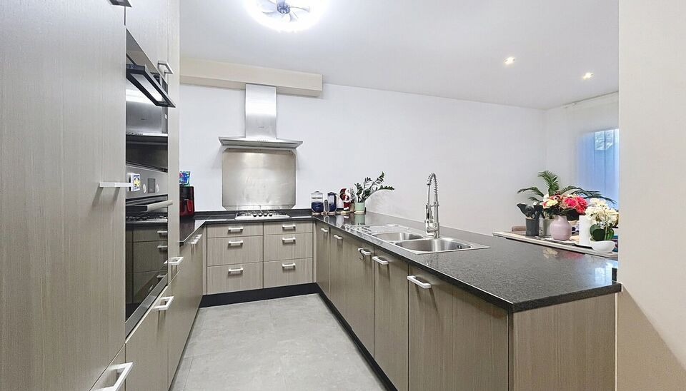 Luxueus duplex appartement (ca. 125m&sup2;) met een ruim en zonnig terras (ca.20m&sup2;)
Inkomhal met apart toilet en vestiairekast. Ruime woon- en eetkamer (ca. 40m&sup2;) op tegelvloer met toegang via de schuifdeur naar het zonnige terras. Luxueuze open keuken voor