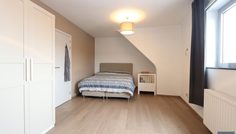 Luxueus duplex appartement (ca. 125m&sup2;) met een ruim en zonnig terras (ca.20m&sup2;)
Inkomhal met apart toilet en vestiairekast. Ruime woon- en eetkamer (ca. 40m&sup2;) op tegelvloer met toegang via de schuifdeur naar het zonnige terras. Luxueuze open keuken voor