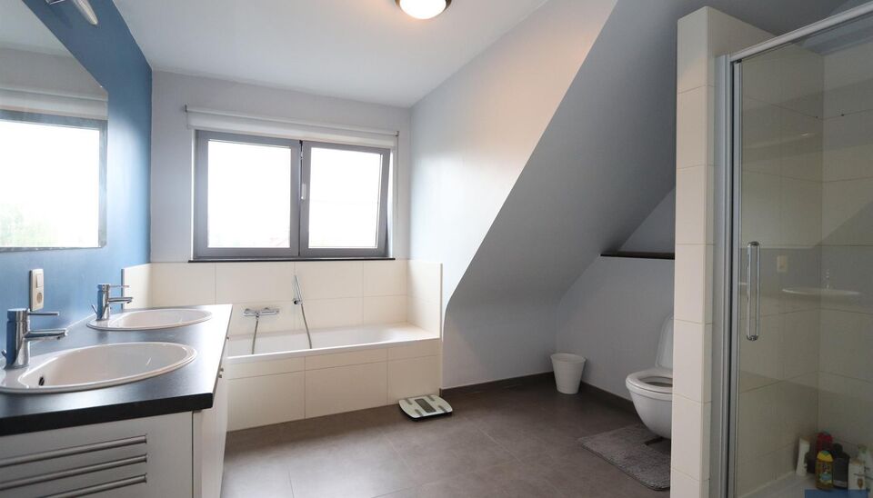 Luxueus duplex appartement (ca. 125m&sup2;) met een ruim en zonnig terras (ca.20m&sup2;)
Inkomhal met apart toilet en vestiairekast. Ruime woon- en eetkamer (ca. 40m&sup2;) op tegelvloer met toegang via de schuifdeur naar het zonnige terras. Luxueuze open keuken voor