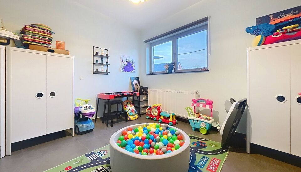 Luxueus duplex appartement (ca. 125m&sup2;) met een ruim en zonnig terras (ca.20m&sup2;)
Inkomhal met apart toilet en vestiairekast. Ruime woon- en eetkamer (ca. 40m&sup2;) op tegelvloer met toegang via de schuifdeur naar het zonnige terras. Luxueuze open keuken voor