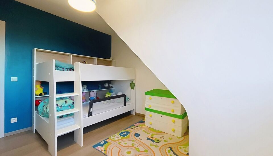 Luxueus duplex appartement (ca. 125m&sup2;) met een ruim en zonnig terras (ca.20m&sup2;)
Inkomhal met apart toilet en vestiairekast. Ruime woon- en eetkamer (ca. 40m&sup2;) op tegelvloer met toegang via de schuifdeur naar het zonnige terras. Luxueuze open keuken voor