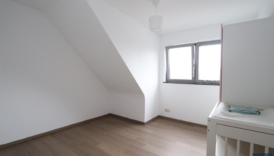 Luxueus duplex appartement (ca. 125m&sup2;) met een ruim en zonnig terras (ca.20m&sup2;)
Inkomhal met apart toilet en vestiairekast. Ruime woon- en eetkamer (ca. 40m&sup2;) op tegelvloer met toegang via de schuifdeur naar het zonnige terras. Luxueuze open keuken voor