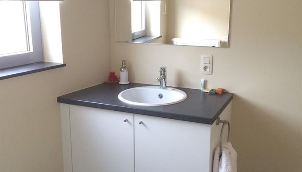 Luxueus duplex appartement (ca. 125m&sup2;) met een ruim en zonnig terras (ca.20m&sup2;)
Inkomhal met apart toilet en vestiairekast. Ruime woon- en eetkamer (ca. 40m&sup2;) op tegelvloer met toegang via de schuifdeur naar het zonnige terras. Luxueuze open keuken voor