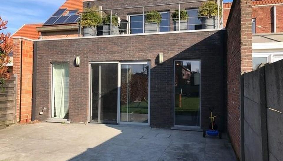 Luxueus duplex appartement (ca. 125m&sup2;) met een ruim en zonnig terras (ca.20m&sup2;)
Inkomhal met apart toilet en vestiairekast. Ruime woon- en eetkamer (ca. 40m&sup2;) op tegelvloer met toegang via de schuifdeur naar het zonnige terras. Luxueuze open keuken voor