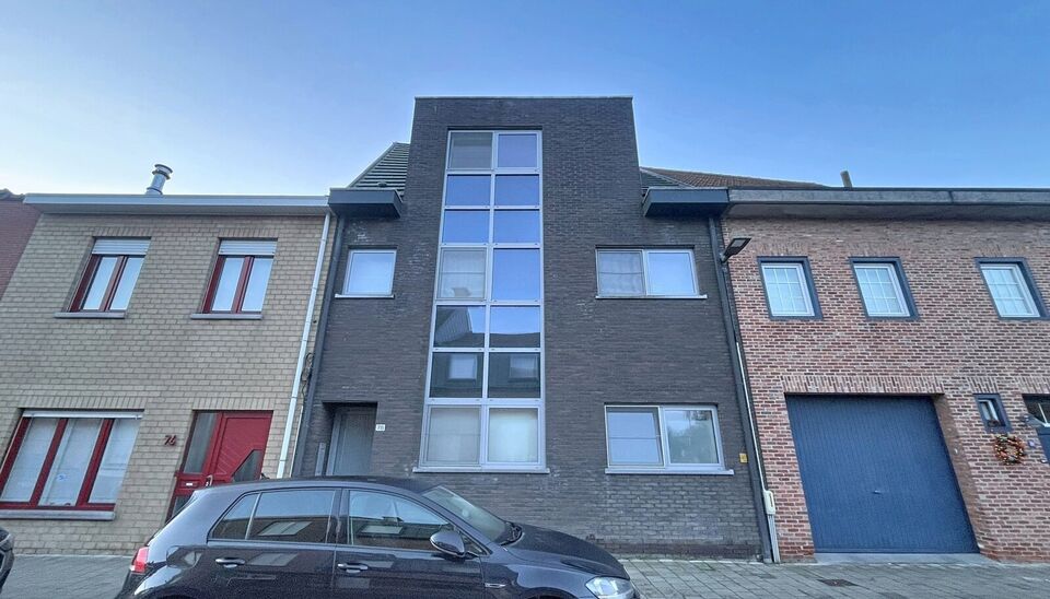 Luxueus duplex appartement (ca. 125m&sup2;) met een ruim en zonnig terras (ca.20m&sup2;)
Inkomhal met apart toilet en vestiairekast. Ruime woon- en eetkamer (ca. 40m&sup2;) op tegelvloer met toegang via de schuifdeur naar het zonnige terras. Luxueuze open keuken voor