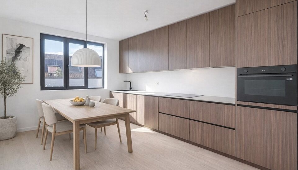 Tip top afgewerkt duplex appartement met terras en 2 slaapkamers.  Dit appartement biedt een perfecte balans tussen comfort en stijl, gelegen in de levendige en vernieuwende wijk Stuivenberg. Bij binnenkomst inkomhal met een apart toilet. De lichtrijke le