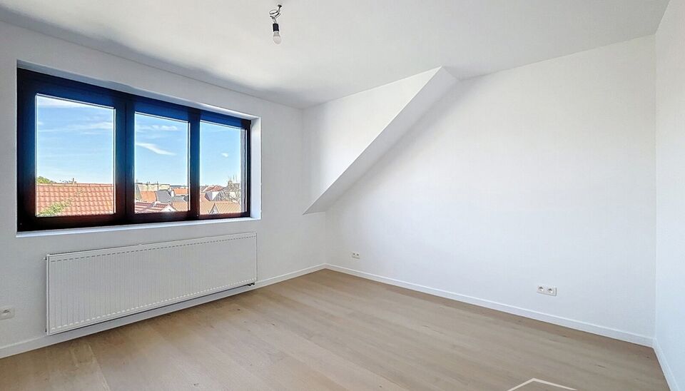 Tip top afgewerkt duplex appartement met terras en 2 slaapkamers.  Dit appartement biedt een perfecte balans tussen comfort en stijl, gelegen in de levendige en vernieuwende wijk Stuivenberg. Bij binnenkomst inkomhal met een apart toilet. De lichtrijke le