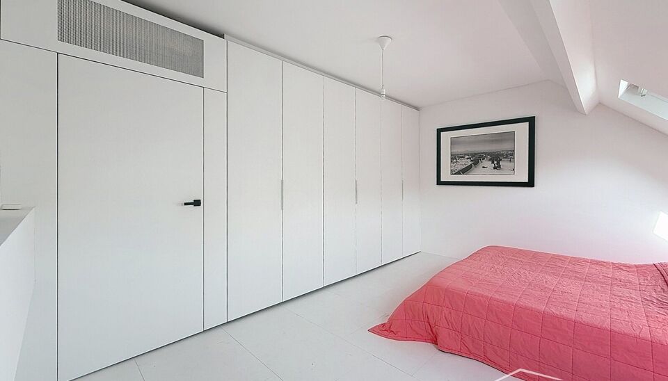 Op een uitstekende ligging, vlak bij het Justitiepaleis op het Antwerpse Zuid en toch in alle rust, bevindt zich dit elegante duplexappartement. Het appartement maakt deel uit van een kleinschalig gebouw met slechts twee wooneenheden en strekt zich uit ov