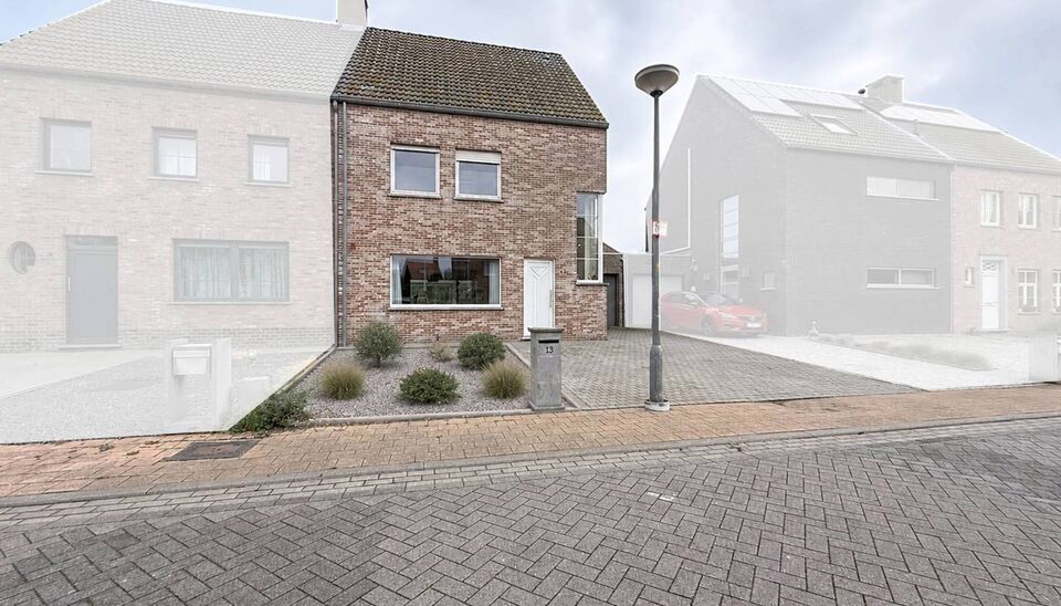 Deze energiezuinige, lichtrijke halfopen bebouwing ligt in een rustige, doodlopende straat, op wandelafstand van het centrum van Zandvliet. Met haar vernieuwde keuken en badkamer, ruime slaapkamers en aangename tuin biedt deze instapklare woning alle comf