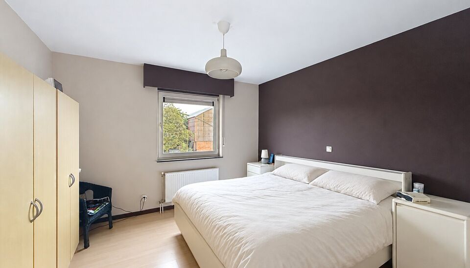Deze energiezuinige, lichtrijke halfopen bebouwing ligt in een rustige, doodlopende straat, op wandelafstand van het centrum van Zandvliet. Met haar vernieuwde keuken en badkamer, ruime slaapkamers en aangename tuin biedt deze instapklare woning alle comf