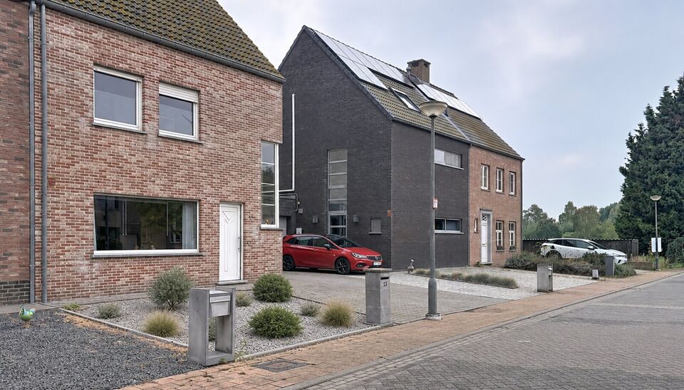 Deze energiezuinige, lichtrijke halfopen bebouwing ligt in een rustige, doodlopende straat, op wandelafstand van het centrum van Zandvliet. Met haar vernieuwde keuken en badkamer, ruime slaapkamers en aangename tuin biedt deze instapklare woning alle comf