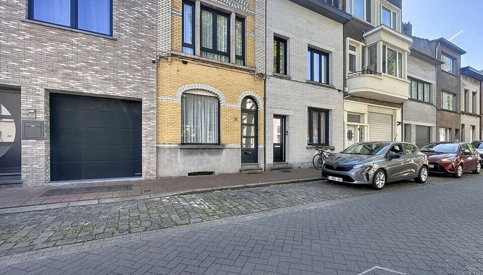 Bent u op zoek naar een instapklare woning op een centrale en groene locatie? Deze charmante eengezinswoning, gelegen dichtbij het prachtige Rivierenhof, combineert ruimte, licht en functionaliteit.
Op het gelijkvloers bevinden zich momenteel twee volwaar