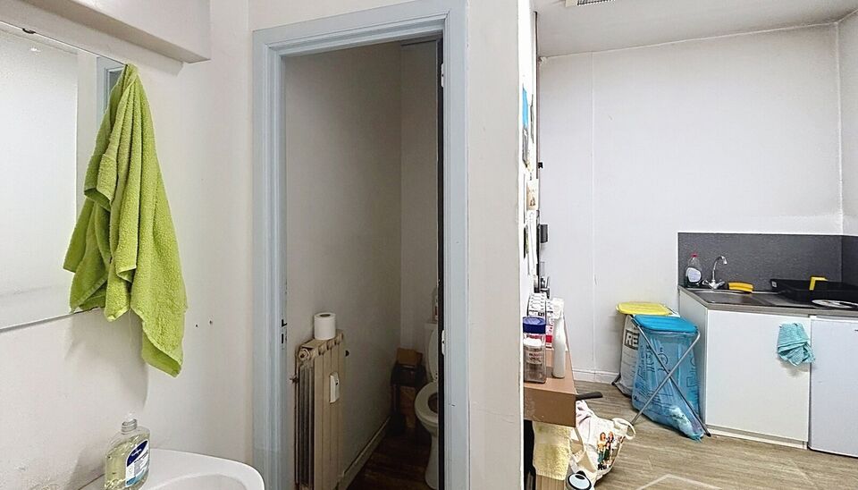 De beschikbare kantoorruimte bevindt zich op de gelijkvloerse verdieping van een kleinschalig gebouw en biedt een oppervlakte van 130m&sup2;. Aansluitend aan de kantoorruimte zijn er twee bergings en een serverruimte.
De toegang tot het gebouw verloopt rechts
