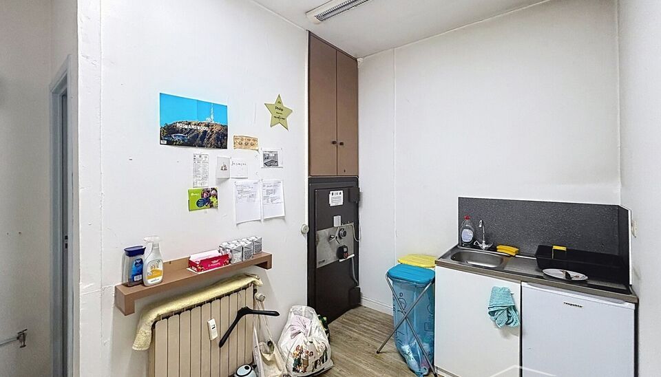 De beschikbare kantoorruimte bevindt zich op de gelijkvloerse verdieping van een kleinschalig gebouw en biedt een oppervlakte van 130m&sup2;. Aansluitend aan de kantoorruimte zijn er twee bergings en een serverruimte.
De toegang tot het gebouw verloopt rechts