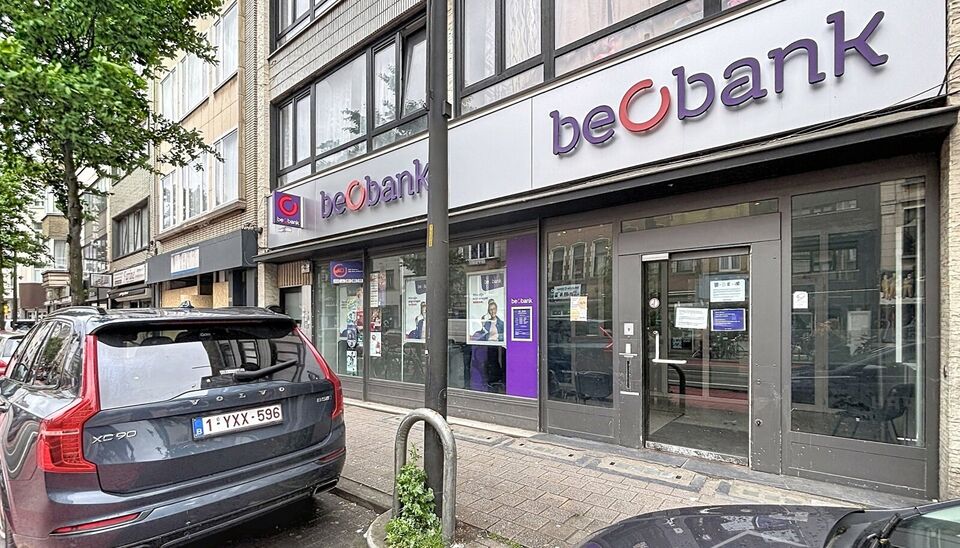 De beschikbare kantoorruimte bevindt zich op de gelijkvloerse verdieping van een kleinschalig gebouw en biedt een oppervlakte van 130m&sup2;. Aansluitend aan de kantoorruimte zijn er twee bergings en een serverruimte.
De toegang tot het gebouw verloopt rechts