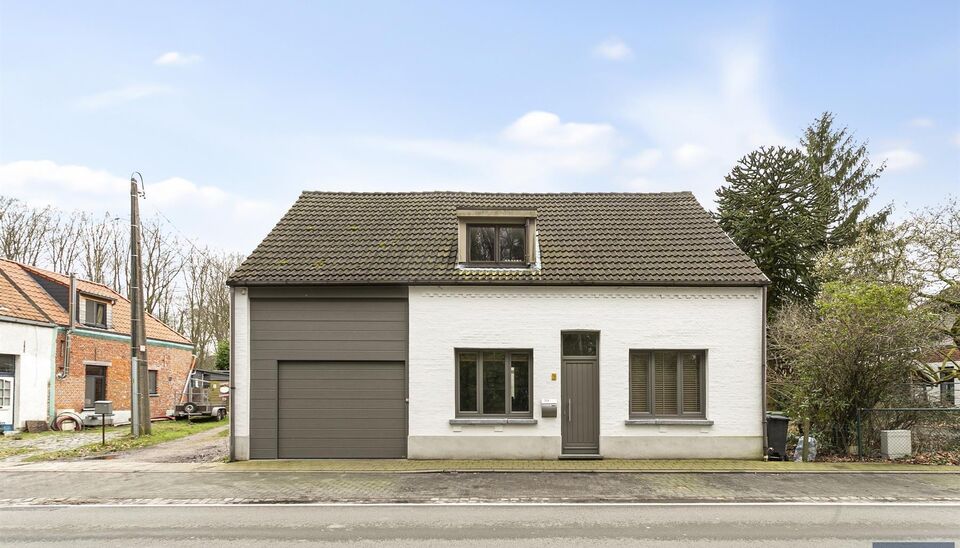 Verrassend ruime gerenoveerde gezinswoning met achterliggend magazijn en stijlvolle loft.
Achter deze gevel schuilt een uitzonderlijk ruime gerenoveerde woning waar wonen en werken perfect samenkomen.
De woning verwelkomt u in een woonkamer van ca. 30 m&sup2;