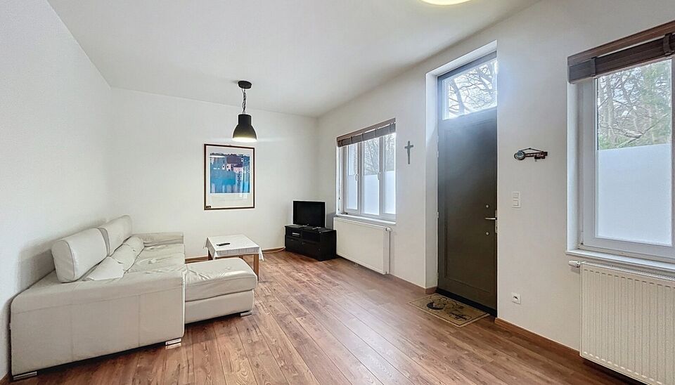 Verrassend ruime gerenoveerde gezinswoning met achterliggend magazijn en stijlvolle loft.
Achter deze gevel schuilt een uitzonderlijk ruime gerenoveerde woning waar wonen en werken perfect samenkomen.
De woning verwelkomt u in een woonkamer van ca. 30 m&sup2;