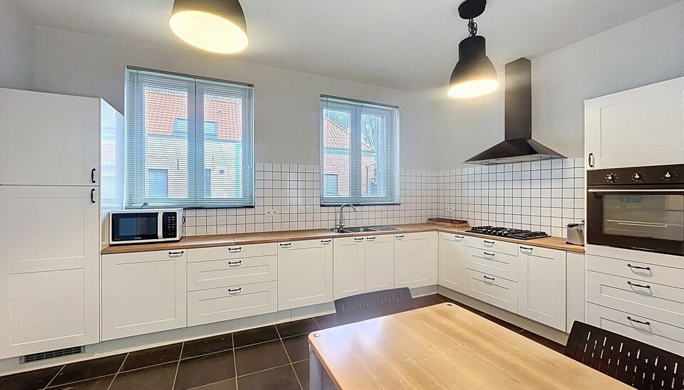 Verrassend ruime gerenoveerde gezinswoning met achterliggend magazijn en stijlvolle loft.
Achter deze gevel schuilt een uitzonderlijk ruime gerenoveerde woning waar wonen en werken perfect samenkomen.
De woning verwelkomt u in een woonkamer van ca. 30 m&sup2;