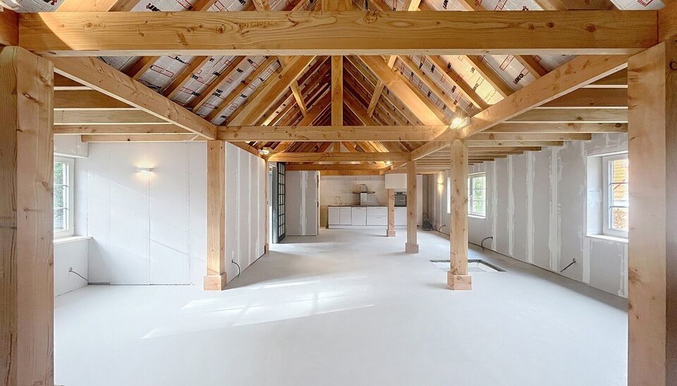 Verrassend ruime gerenoveerde gezinswoning met achterliggend magazijn en stijlvolle loft.
Achter deze gevel schuilt een uitzonderlijk ruime gerenoveerde woning waar wonen en werken perfect samenkomen.
De woning verwelkomt u in een woonkamer van ca. 30 m&sup2;