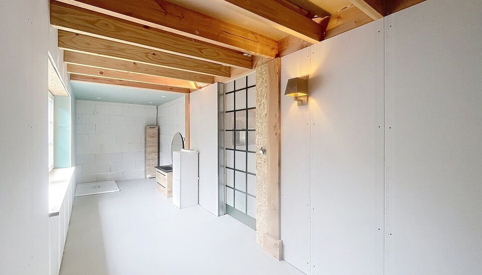 Verrassend ruime gerenoveerde gezinswoning met achterliggend magazijn en stijlvolle loft.
Achter deze gevel schuilt een uitzonderlijk ruime gerenoveerde woning waar wonen en werken perfect samenkomen.
De woning verwelkomt u in een woonkamer van ca. 30 m&sup2;