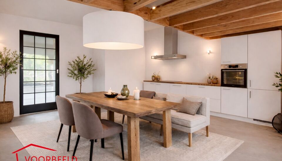 Verrassend ruime gerenoveerde gezinswoning met achterliggend magazijn en stijlvolle loft.
Achter deze gevel schuilt een uitzonderlijk ruime gerenoveerde woning waar wonen en werken perfect samenkomen.
De woning verwelkomt u in een woonkamer van ca. 30 m&sup2;