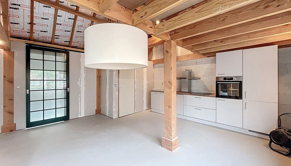 Verrassend ruime gerenoveerde gezinswoning met achterliggend magazijn en stijlvolle loft.
Achter deze gevel schuilt een uitzonderlijk ruime gerenoveerde woning waar wonen en werken perfect samenkomen.
De woning verwelkomt u in een woonkamer van ca. 30 m&sup2;