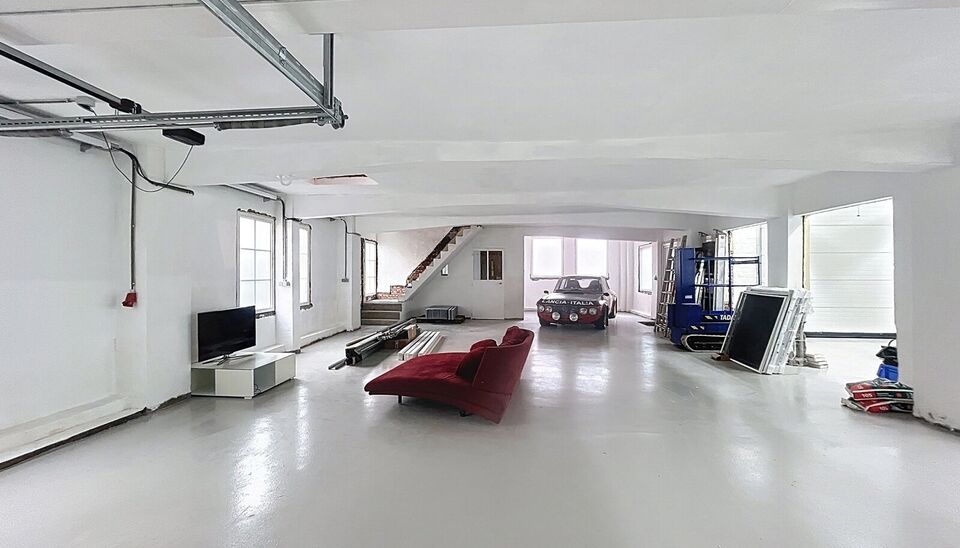 Verrassend ruime gerenoveerde gezinswoning met achterliggend magazijn en stijlvolle loft.
Achter deze gevel schuilt een uitzonderlijk ruime gerenoveerde woning waar wonen en werken perfect samenkomen.
De woning verwelkomt u in een woonkamer van ca. 30 m&sup2;