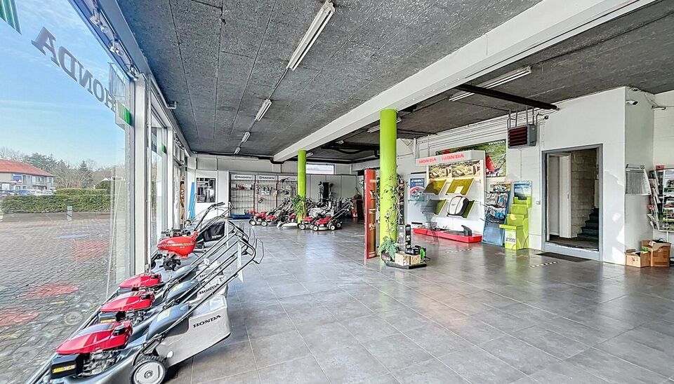 Strategisch gelegen te renoveren handelspand nabij het kruispunt Brechtsebaan&ndash;Elshoutbaan, met ruime parkeermogelijkheden op een perceel van 2.030 m&sup2;.
Het gelijkvloers omvat een showroom van ca. 200 m&sup2; met een indrukwekkende etalage van maar liefst 24