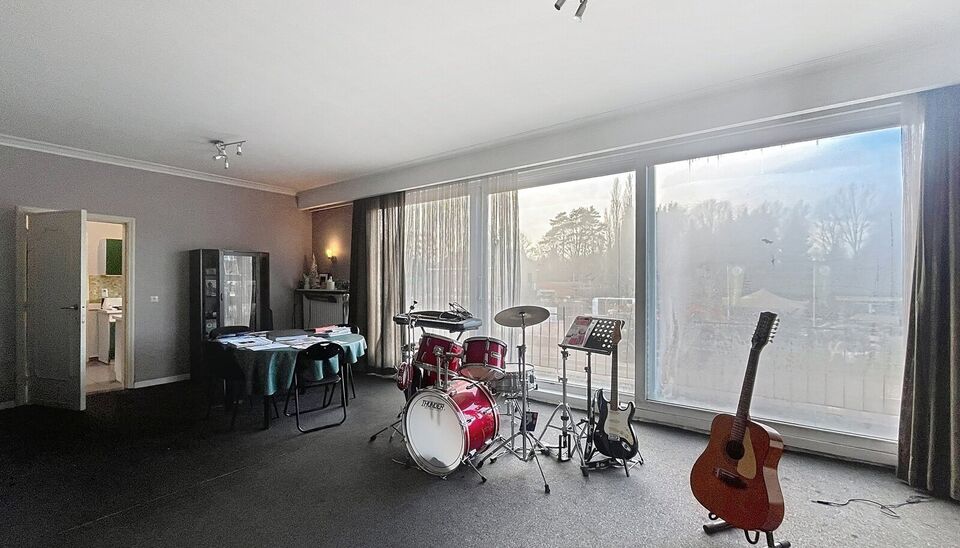 Strategisch gelegen te renoveren handelspand nabij het kruispunt Brechtsebaan&ndash;Elshoutbaan, met ruime parkeermogelijkheden op een perceel van 2.030 m&sup2;.
Het gelijkvloers omvat een showroom van ca. 200 m&sup2; met een indrukwekkende etalage van maar liefst 24