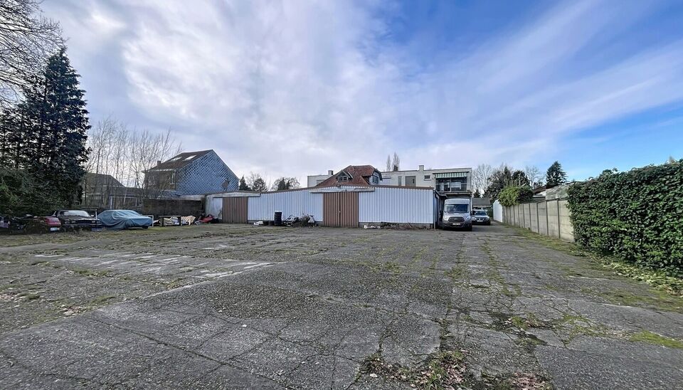 Strategisch gelegen te renoveren handelspand nabij het kruispunt Brechtsebaan&ndash;Elshoutbaan, met ruime parkeermogelijkheden op een perceel van 2.030 m&sup2;.
Het gelijkvloers omvat een showroom van ca. 200 m&sup2; met een indrukwekkende etalage van maar liefst 24