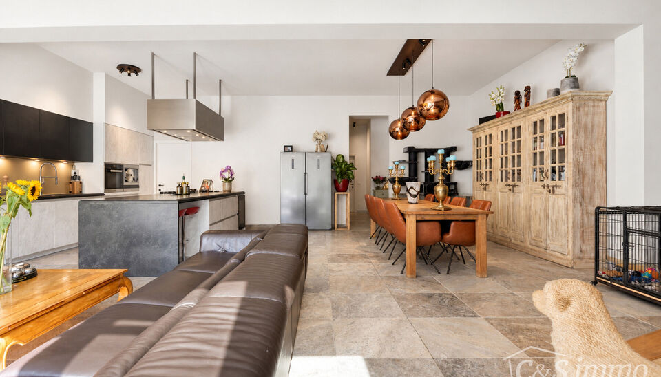 Welkom in de Somersstraat 23, gelegen in een bruisende en opkomende buurt vlak bij het gegeerde Zurenborg in Antwerpen.

Dit uitzonderlijke appartement op het gelijkvloers werd tot in de kleinste details afgewerkt met hoogwaardige materialen en combineert