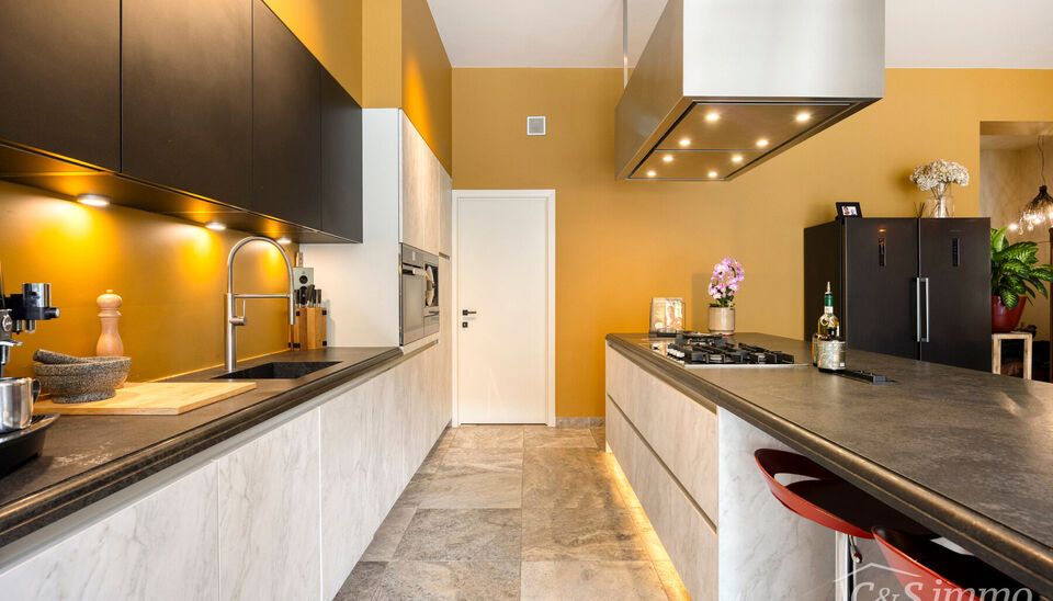 Welkom in de Somersstraat 23, gelegen in een bruisende en opkomende buurt vlak bij het gegeerde Zurenborg in Antwerpen.

Dit uitzonderlijke appartement op het gelijkvloers werd tot in de kleinste details afgewerkt met hoogwaardige materialen en combineert