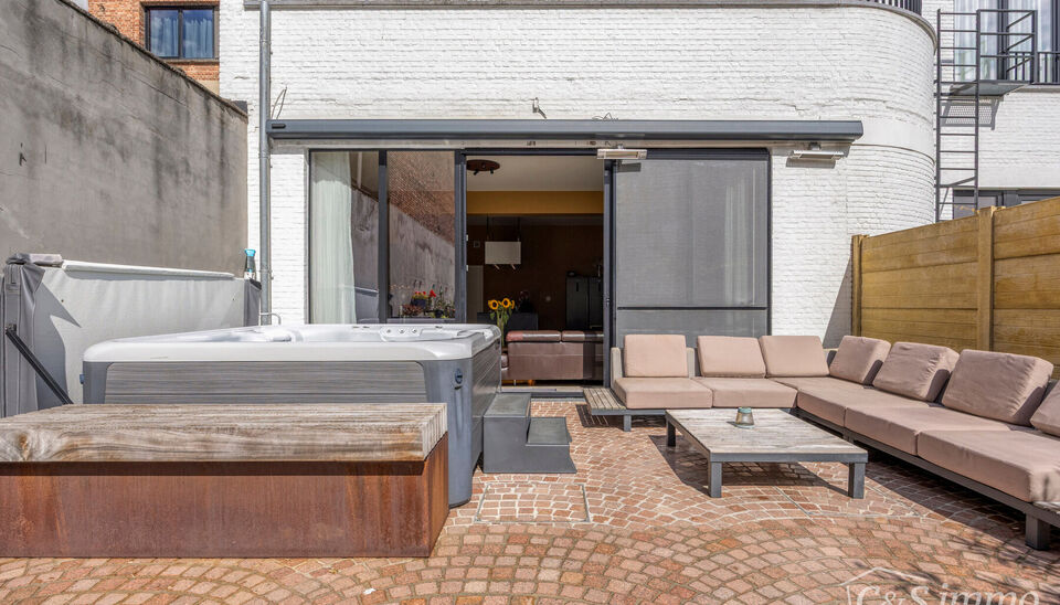 Welkom in de Somersstraat 23, gelegen in een bruisende en opkomende buurt vlak bij het gegeerde Zurenborg in Antwerpen.

Dit uitzonderlijke appartement op het gelijkvloers werd tot in de kleinste details afgewerkt met hoogwaardige materialen en combineert