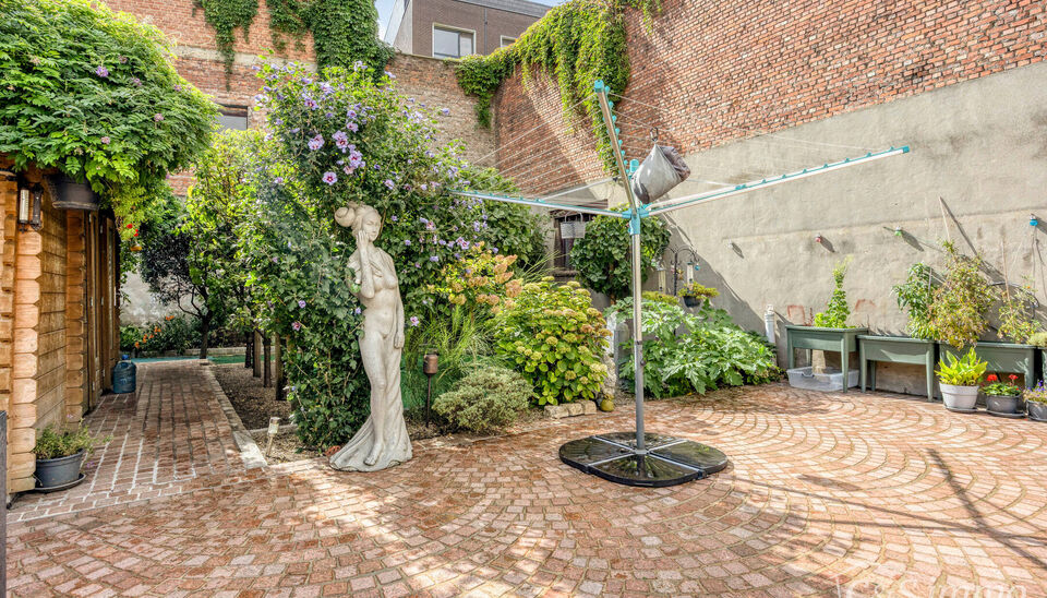 Welkom in de Somersstraat 23, gelegen in een bruisende en opkomende buurt vlak bij het gegeerde Zurenborg in Antwerpen.

Dit uitzonderlijke appartement op het gelijkvloers werd tot in de kleinste details afgewerkt met hoogwaardige materialen en combineert