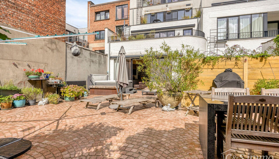 Welkom in de Somersstraat 23, gelegen in een bruisende en opkomende buurt vlak bij het gegeerde Zurenborg in Antwerpen.

Dit uitzonderlijke appartement op het gelijkvloers werd tot in de kleinste details afgewerkt met hoogwaardige materialen en combineert