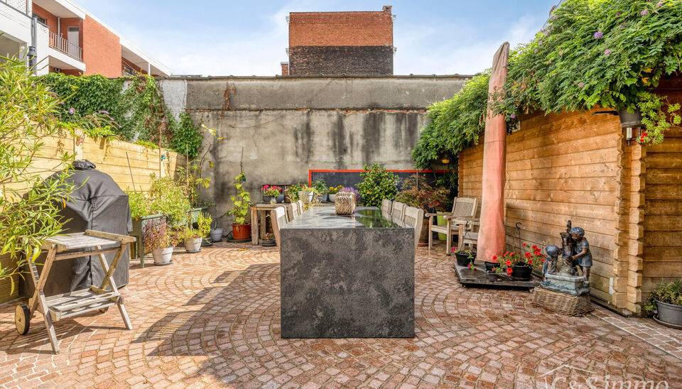 Welkom in de Somersstraat 23, gelegen in een bruisende en opkomende buurt vlak bij het gegeerde Zurenborg in Antwerpen.

Dit uitzonderlijke appartement op het gelijkvloers werd tot in de kleinste details afgewerkt met hoogwaardige materialen en combineert