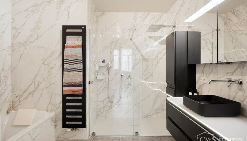 Welkom in de Somersstraat 23, gelegen in een bruisende en opkomende buurt vlak bij het gegeerde Zurenborg in Antwerpen.

Dit uitzonderlijke appartement op het gelijkvloers werd tot in de kleinste details afgewerkt met hoogwaardige materialen en combineert