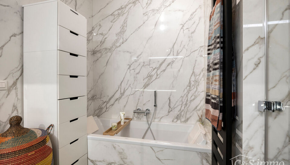 Welkom in de Somersstraat 23, gelegen in een bruisende en opkomende buurt vlak bij het gegeerde Zurenborg in Antwerpen.

Dit uitzonderlijke appartement op het gelijkvloers werd tot in de kleinste details afgewerkt met hoogwaardige materialen en combineert