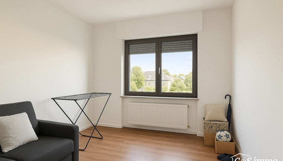 Ontdek dit appartement op de gelijkvloerse verdieping van een kleinschalig gebouw in een rustige straat. 
Via de inkom, voorzien van berging en privé toilet komen we bij de ruime en lichtrijke woonkamer (ca 40m²) met aansluitend een gesloten keuken voor