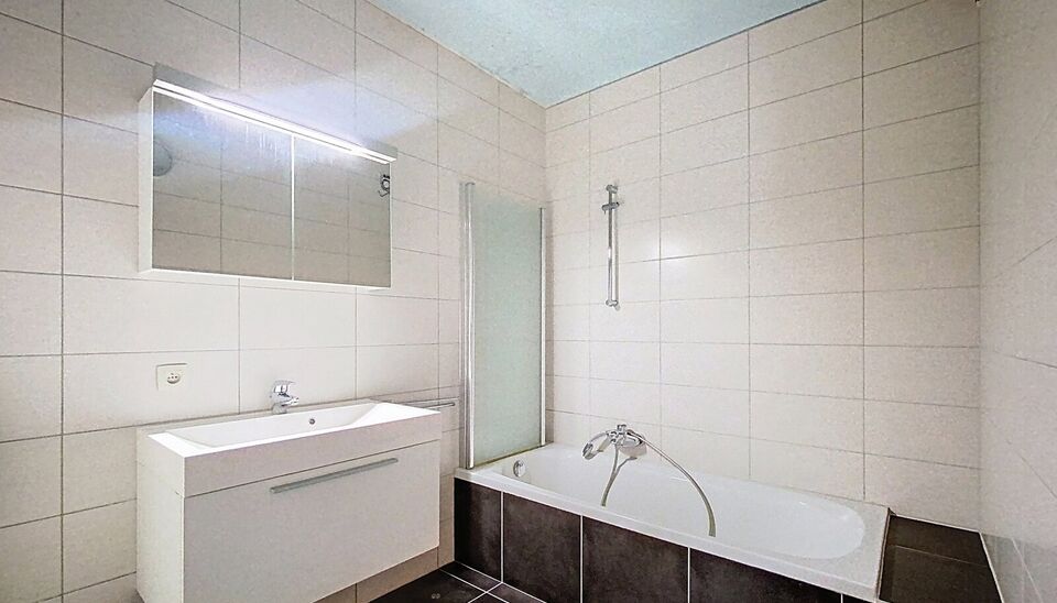 Ontdek dit appartement op de gelijkvloerse verdieping van een kleinschalig gebouw in een rustige straat. 
Via de inkom, voorzien van berging en privé toilet komen we bij de ruime en lichtrijke woonkamer (ca 40m²) met aansluitend een gesloten keuken voor