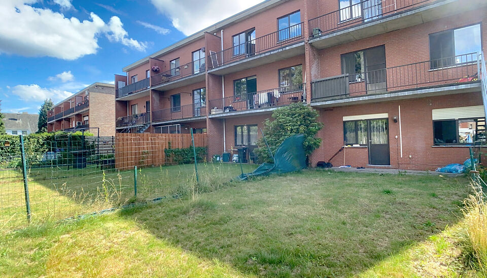 Ontdek dit appartement op de gelijkvloerse verdieping van een kleinschalig gebouw in een rustige straat. 
Via de inkom, voorzien van berging en privé toilet komen we bij de ruime en lichtrijke woonkamer (ca 40m²) met aansluitend een gesloten keuken voor