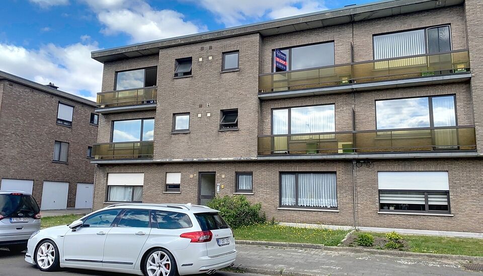 Ontdek dit appartement op de gelijkvloerse verdieping van een kleinschalig gebouw in een rustige straat. 
Via de inkom, voorzien van berging en privé toilet komen we bij de ruime en lichtrijke woonkamer (ca 40m²) met aansluitend een gesloten keuken voor