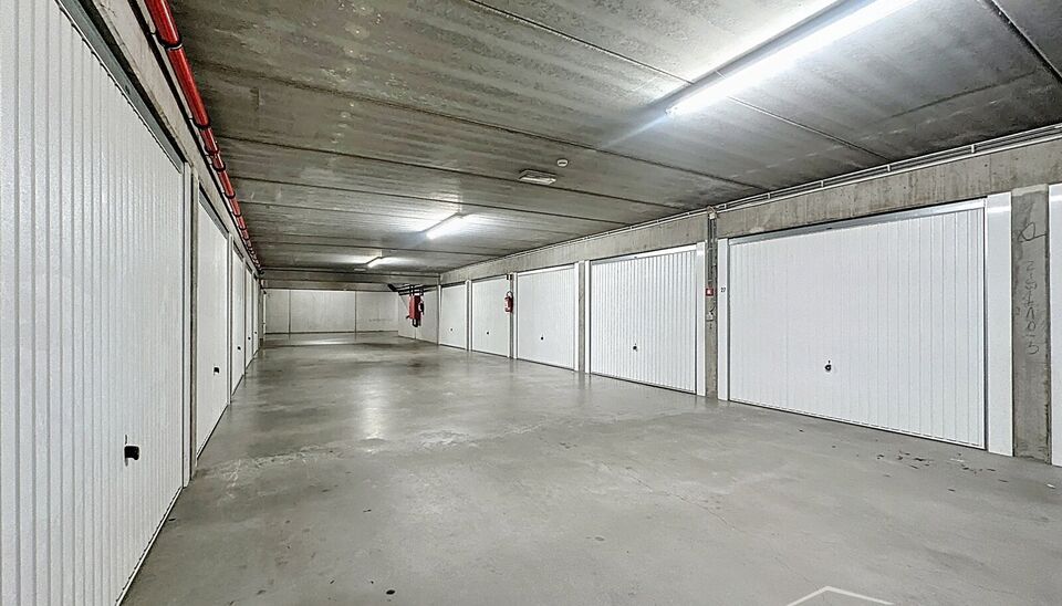Deze verzorgde garagebox is gelegen in de moderne en rustige Regatta wijk op Linkeroever. Ideaal voor het veilig stallen van uw wagen, motor of als extra opslagruimte.
Kenmerken:
Voorzien van elektriciteit (stopcontact en verlichting)
Droog en goed onderh