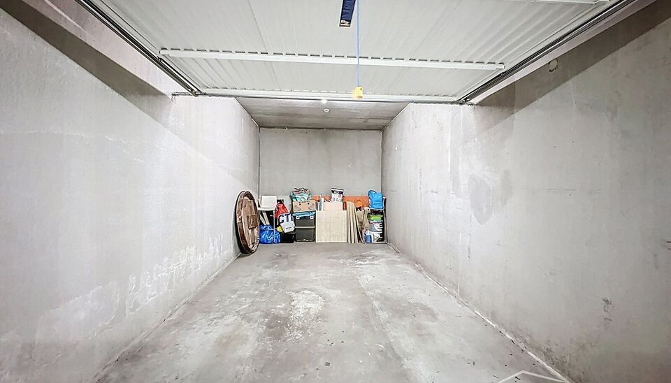 Deze verzorgde garagebox is gelegen in de moderne en rustige Regatta wijk op Linkeroever. Ideaal voor het veilig stallen van uw wagen, motor of als extra opslagruimte.
Kenmerken:
Voorzien van elektriciteit (stopcontact en verlichting)
Droog en goed onderh