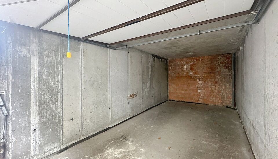 Garagebox met kantelpoort, gelegen op een rustige en vlot bereikbare locatie. Deze afgesloten garage biedt een veilige plaats voor het stallen van een wagen, motor of fietsen, maar kan ook perfect dienen als extra opslagruimte. De garage is voorzien van e