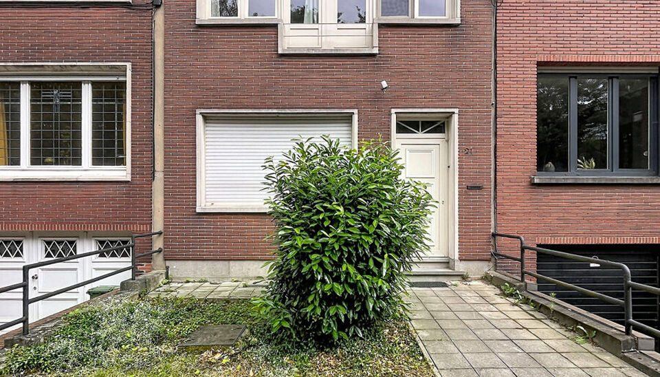 Charmant gerenoveerde woning met 3 slaapkamers en zonnige tuin, gelegen op wandelafstand van station Antwerpen-Berchem. Dankzij de ligging in een doodlopende straat geniet u hier van optimale rust en privacy. Bovendien bevindt zich aan het begin van de st